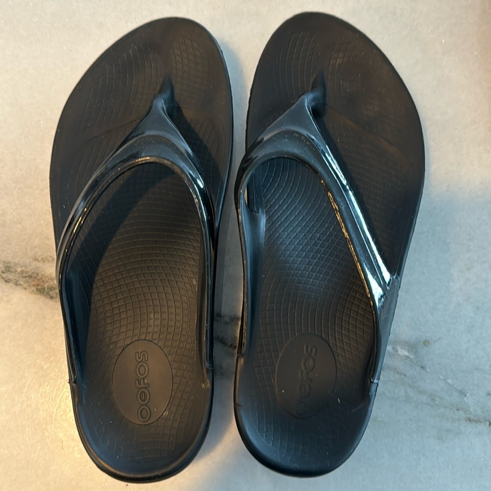 OOFOS shiny black sandals with arch support Size 10 EU 41